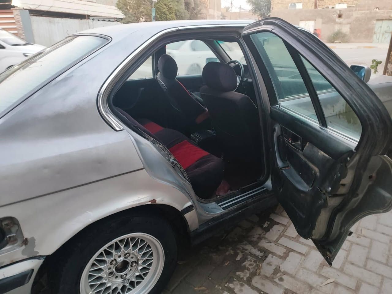 السلام عليكم من رخصت صاحب الاكروب سياره بيئم حجم 535 گير عادي رقم مثنى كير محرك خير من الله حداديه 80٪ كهرباىيات شغاله نقص صبغ ومنضومه تبريد وترتيبات السعر 30 ورقه وبيه مجال قليل الاستفسار على هذا الرقم ***********
