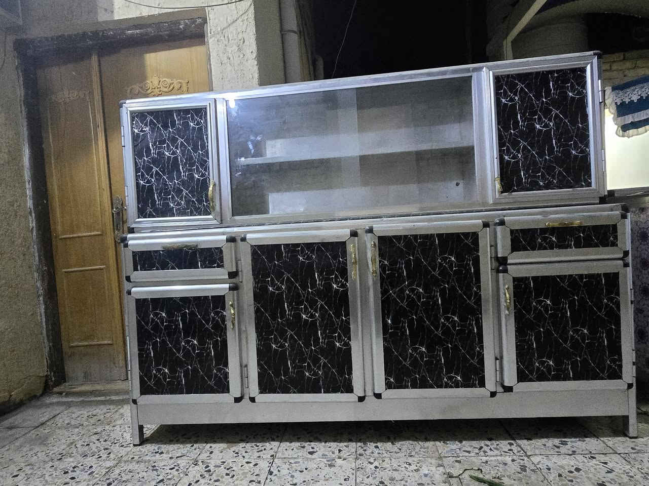 كاونتر البيع مستعمل نضيف مترين والسنك متر ونص مكاني العماره السعر 200 وبيه مجال
***********
