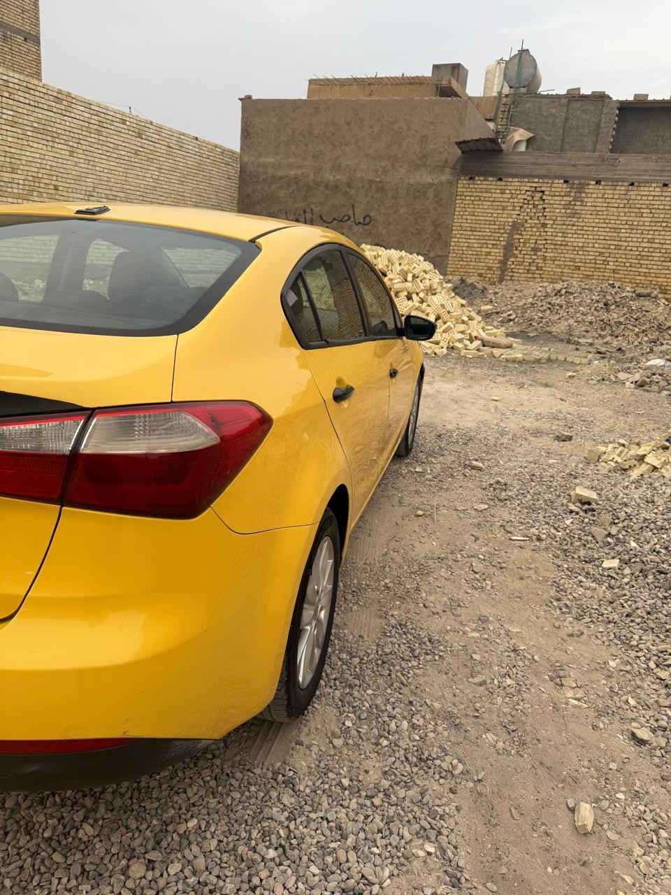 كيا فورتي موديل 2015. وارد امريكي 
حادثها موضح بالصور مالتها 
السياره كلها ليبل واحد بدون أي قطعه تبديل 
مكينه 1800 دوش بيهة خيط تبخير
تبريد ثلج
السياره بسمي 
السياره احلى من الصور   
السعر (100) ورقة وبيهة مجال بسيط
*********** مكان / بغداد العبيدي بغداد, العراق
