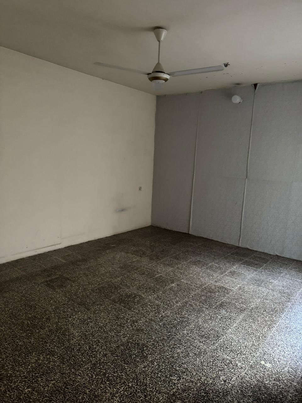 للايجار
شقه ١٥٠ م موقع متميز السيديه خلف هبي هوم و إكليل  الجبل  طابق أول  تحتوي على
باب خارجي خاص بالشقه مع السلم
طارمه كبيره مطله على الشارع
صاله ٥ ونص في اربعه 
مطبخ مفتوح على صالة أخرى 
حمام غربي حديث
غرفة نوم واحده خمسه ونص في اربعه  
بيتونه 
سطحين 
الايجار ٧٠٠ الف شهريا
الاتصال مع صاحب الملك
ه. ***********
