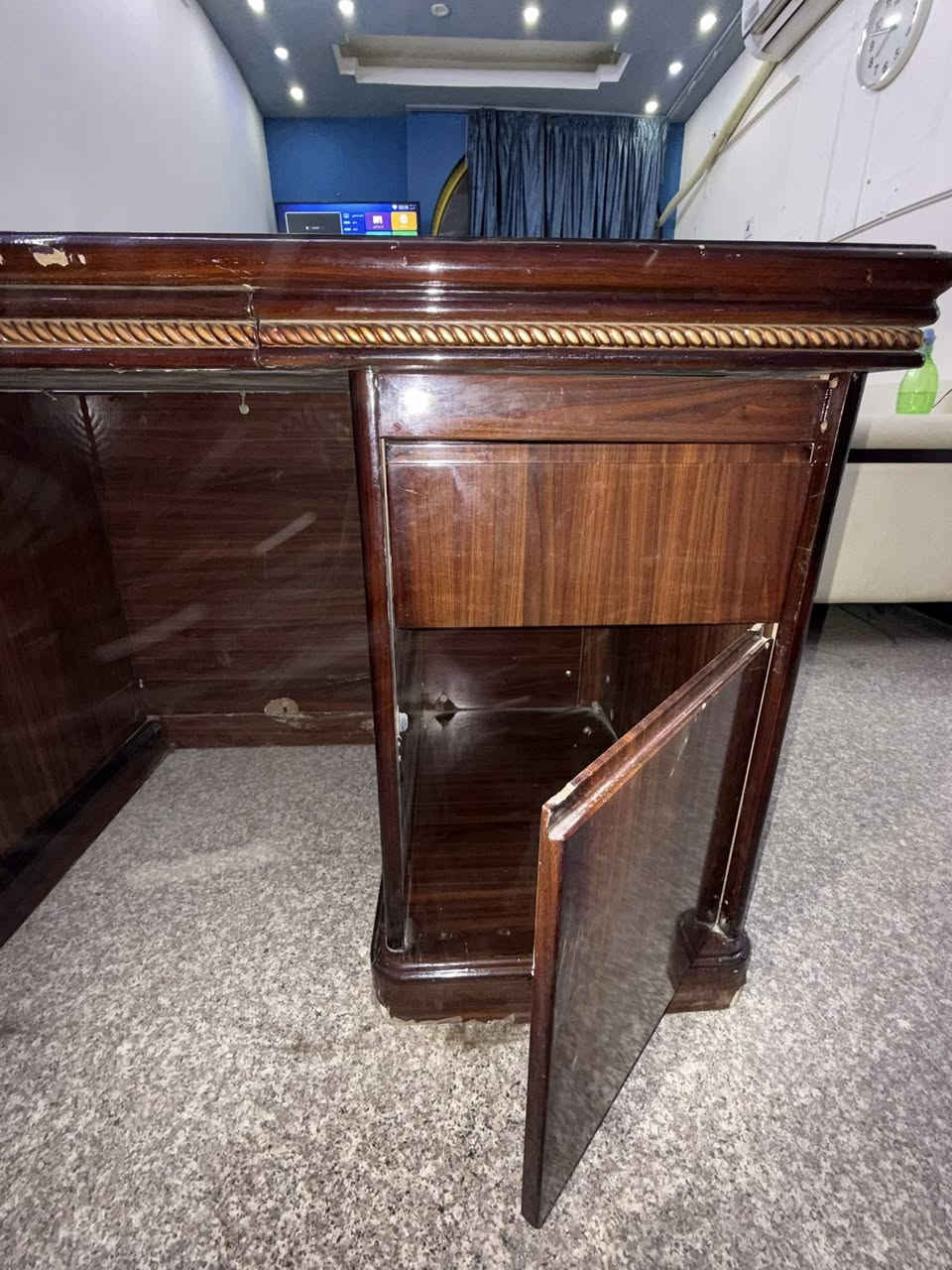 السلام عليكم
ميز مكتبي
الطول ١٤٠
العرض ٧٠ 
بي ٣ جرارات تعبانات يتصلحن
السعر ٦٠ الف وبي مجال للشراي

مكاني بغداد الغزالية
***********
اتصال مباشر او واتساب او ماسنجر
