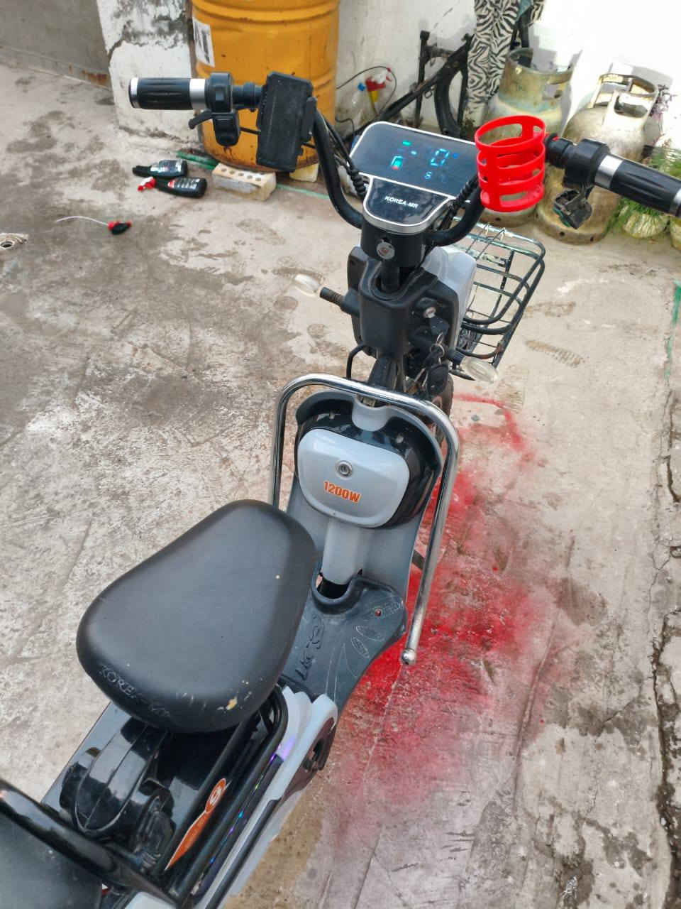 بايسكل شحن موديل ٢٠٢٥ البطاريات بحالة جيدة الجامرلغ الامامي موجود السعر ٣٠٠ وبي مجال قليل او مراوس بدراجة شعندك مراوس نزل ***********
