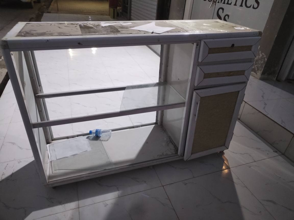 غراض مكتب للبيع للاتصال ع *********** كركوك, العراق
