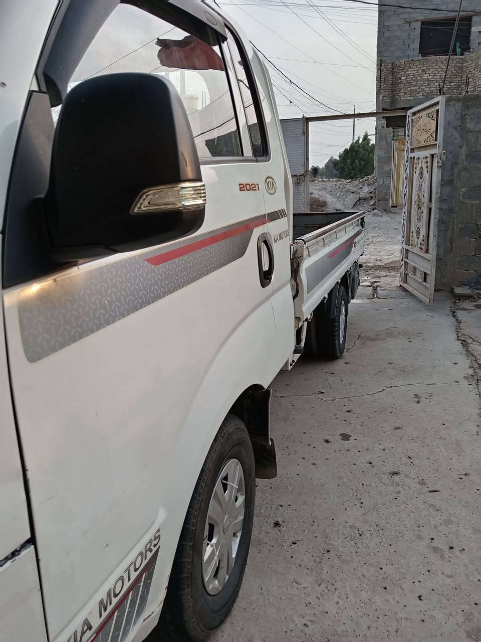 سلام عليكم سياره ال بيع مكفوله بيه شويه صبق بلباب مل ال عبري مكينه كير شصي مكفولت حداديه جديده مو ديل 18 تخم تاير هزه جديده بسمينه السعر رقم***********
