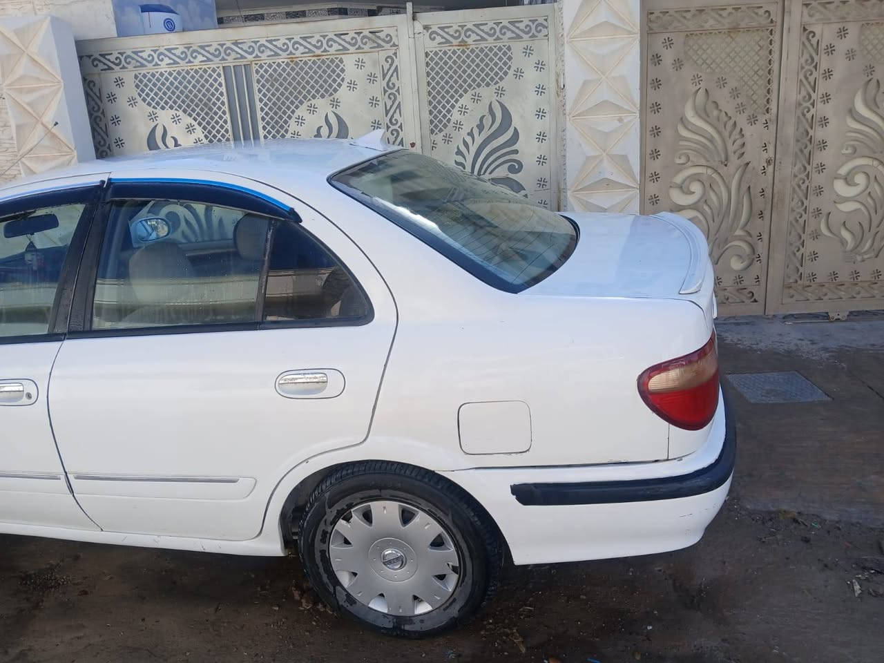 السلام عليكم سني ياباني 2001 لون ابيض  محرك 16 مال كصه قبق اسود تبريد شغال كير كفاله رقم بغداد مشروع وطني شرط التحويل اسياره بيها صبغ حزام مكاني صلاح الدين سامراء  اسعر 73 وبيها مجال بصيط ‎***********
