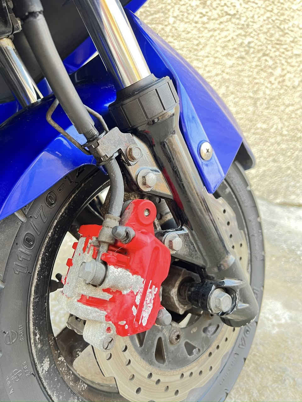 سلام عليكم دراجة سكني لد ما صارلهة هواي من نازلة من الرمبة لون مميز سعرمليون450 الرقم***********فقد واتساب
