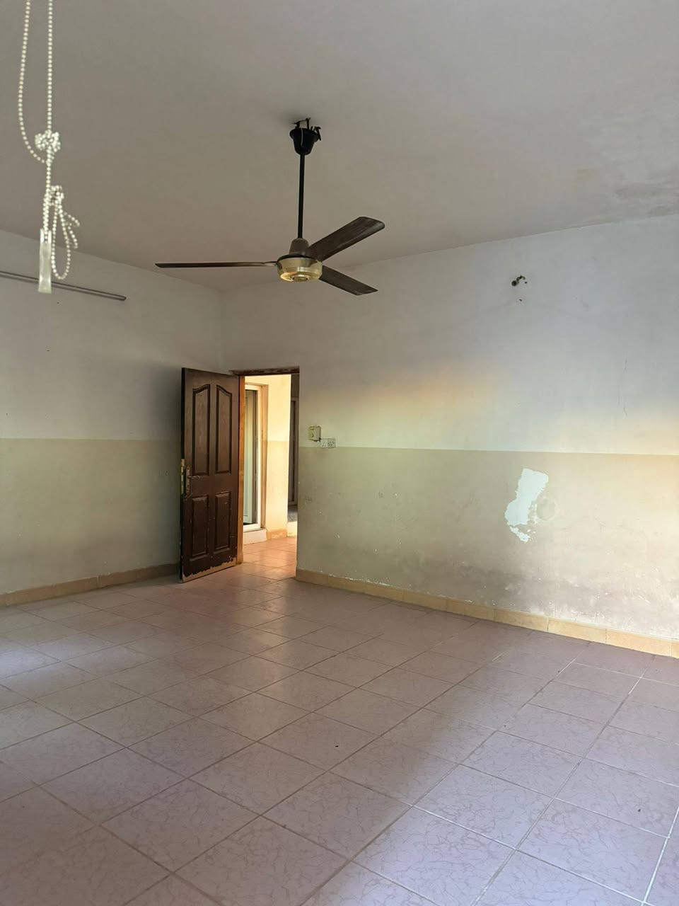 دار للايجار طابق ثاني معزل
العنوان : تكريت القادسية 
قطعة 500 خلف مدرسة تكريت الاهلية 
يحتوي على استقبال و 2غرف نوم 
  ومطبخ وصحيات ومخزن كبير   
ايجار الدار  《275ألف》
للاستفسار الاتصال على الارقام التالية
***********
***********
مكتب دجلة للعقار ....
