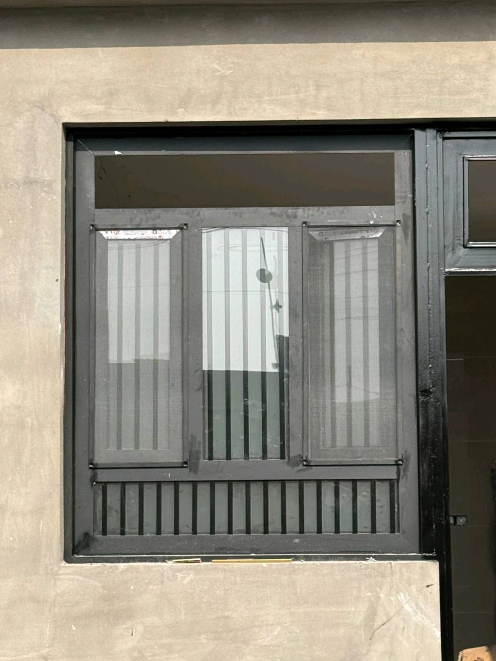 أعزائي، لدي شبابيك وأبواب ألمنيوم عالية المستوى مع تقفيل ممتاز، إضافة إلى مغسلة مطبخ أنيقة. المنتجات جديدة ولم تُستخدم بعد، ومصنوعة من خامات قوية تضمن المتانة والجودة. مناسبة لجميع أنواع المنازل العصرية. الرجاء التواصل لمزيد من التفاصيل حول الأسعار والتوصيل.