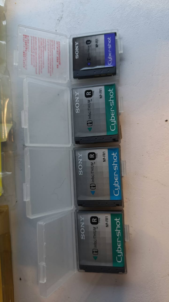 Sony camera batteries🔋
بطاريات كاميرا سوني 7 قطع 
3 قطع كاميرا قديمة أم الفلم و 4 قطع كاميرا sony سايبر شووت 
وقطعة وحدة بطارية كاميرا قديمة Panasonic 
الكل جديد غير مستخدم 
البيع شلع العدد الكلي 8 قطع 
السعر 35 ألف ✨ 
متوفر توصيل كافة أنحاء العراق


**إذا كنت صاحب هذا الإعلان وتريد حذفه لأي سبب، رجاءا أرسل رسالة إلى الدعم الفني**