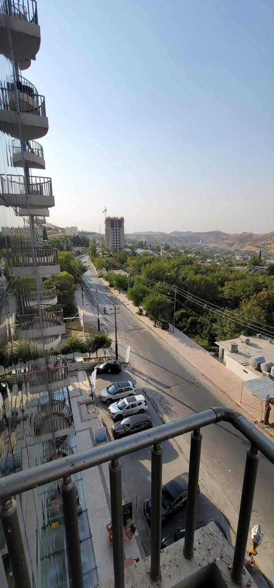 #للايجار
جاهزه  للسكن 
كما موضح بالصورشقة في 
 VIP.Class.Apartmem👈
 في مركز مدينه شقلاوه،مباشر على شارع عام،حي بيترمه، 
سكنيه +تجاريه+سياحيه، ومجهزه للسكن،
مساحتها (١٢٥)م،مربع. ذو واجهتين مفتوحه.امامي اتجاه الي المدينه الشقلاوه الخلابة،
خلف اتجاه الي جبل سفين المعروفه بجماله.ومناظر الطبيعيه.
 فول مواصفات .
**غرفتين نوم واحد سويت +بلكونه.
**استقبال كبير 30م سقف مغربي وإناره.
**مطبخ مجهز كاونتر حديث خشب  +ثلاجه18قدم++فرن+4سباليت كل غرفه به سبليت.
**صحيات عدد2غربي +حمام عدد2.
**الشقه واجهتين من امام مفتوح مع بلكونه +من خلف مفتوح مع بلكونه.
**باب رئسي يفتح بالكارت.
** ارضيه خشب باركيت تركي لون ساجي.
**شبابيك سلايت دبل جام مفرغ من الهواء،نظام انذار حريق.
**كهرباء+ماء 24ساعه+كهرباء مولد كارت.
** بها مصعد عدد 2 كبير وصغير.
**كراج خاص لمالك الشقه
**حراسه بالبوابه 24.
**سوبر ماركيت 24.
**مكان عالي مسيطرعلى كل الأطراف .
بالمجمع موجود كافة محلات مثل ماركيت+مطعم+صيدلية+مركبات+
السعر 400الف بدون تمينات 
الاتصال ع رقم ***********
