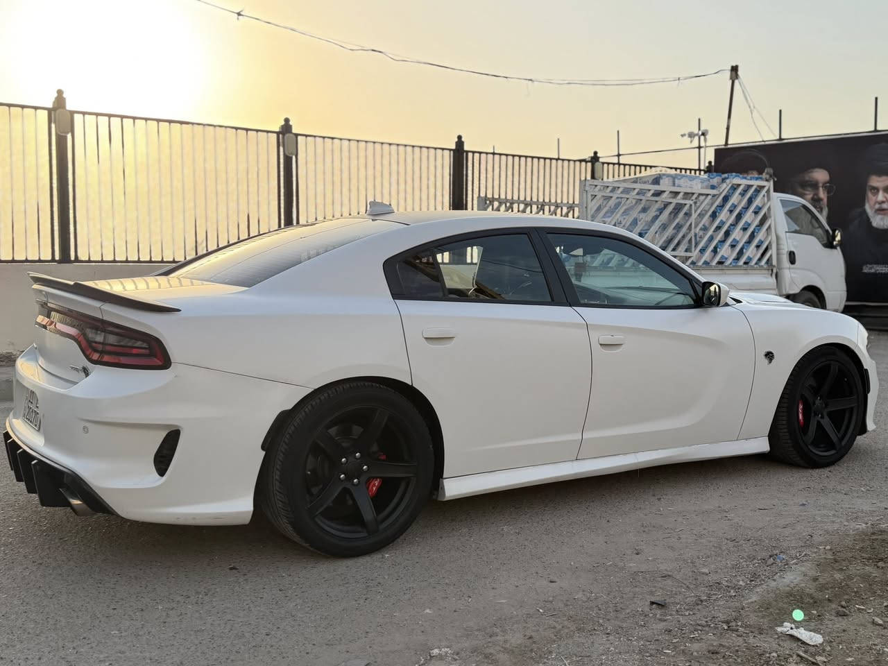 السلام عليكم دودجج جارجر هلكات سوبر جارج 🚀🚀فول تزويد 2017 ماشية 43 حقيقي عليها bbf ضمان 5 سنوات 
بيها ثلاث ثلاث قطع بونيد مبدل وايلد بدي جاملغات الامامي صبغ بدون دواخل 
فول موصفات 
فتحة سقف 
تدفئة تبريد كشنات 
تدفىة تبريد كلاص دشبول 
دركة شاشه 
شوتة رياضي اصلي امريكي
اكزوز رياضي. اصلي امريكي
وهواي شغلات 
سعر 30$ وبيها مجال جدا قليل 
***********
