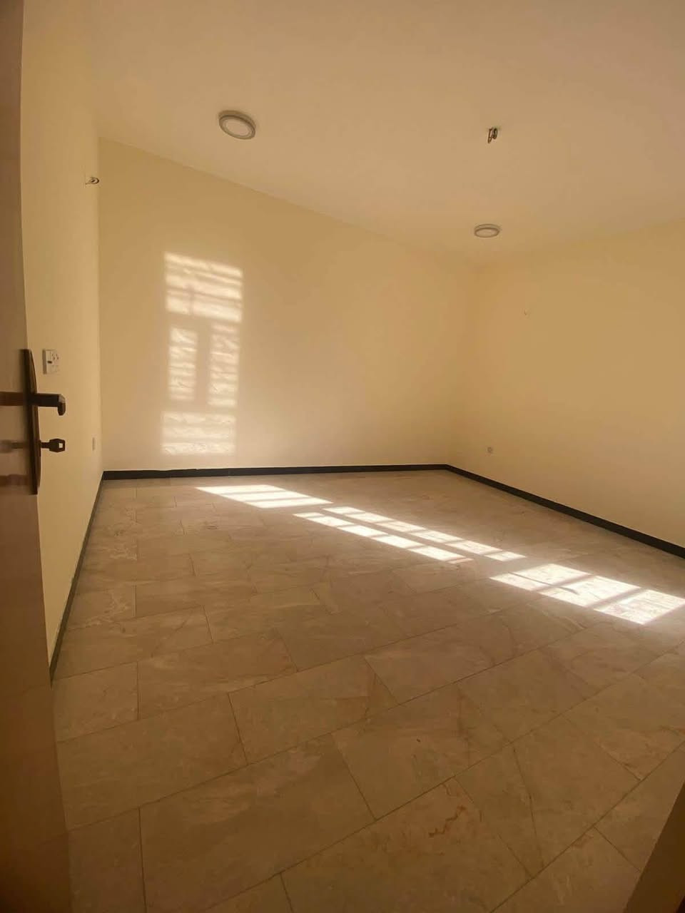 للإيجار في السيدية
بيت مساحة 100 متر وجه5 نزال 20  
يتكون من:. 
🏠 4 غرف نوم 
🏠 صالة
🏠 مطبخ 
🏠 خدمات
بدل الايجار 1,350,000  
📍 الموقع: السيدية مربع المثلث الذهبي 
————————————
📞للاستفسار:☎️ 

📍 أو زيارة:
مكتب حلم بل سيديه 
***********
