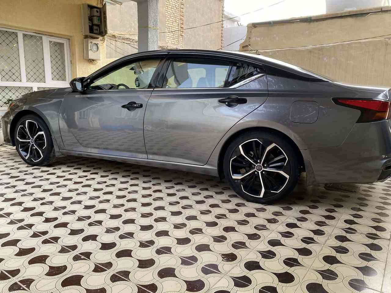 للبيع نيسان التيما موديل 2023SR 
(السعر130) وبيها مجال سياره بيها كلير من امريكا 5قطع للاستفسار ***********
سعةالمحرك: 2.5 لتر (٤ سلندر)القوة: 188 حصان عزم الدوران: 244 نيوتن متر ناقل الحركة: أوتوماتيكي مستمر التعشيق Xtronic CVTاستهلاك الوقود: تقريبًا 16.6 إلى 16.8 كم/لتر  طابع رياضي عجلات رياضية (
) قياس 19  مصابيح أمامية وخلفية من نوع LED 
:مقاعد رياضية مكسوة بالجلد الصناعي (أو قماش عالي الجودة) مع دعم جانبي إضافي مقعد السائق  الأمامي قابل للتعديل كهربائياً شاشة لمس مركزية كبيرة   نظامي Apple CarPlay (لاسلكي) و Android Auto (سلكي/لاسلكي)عجلة قيادة مغلفة بالجلد متعددة الوظائف مع مبدلات سرعة (Paddle Shifters)نظام صوتي عالي الجودة )شاحن لاسلكيا لسلامة :نظام التحذير من النقطة العمياء نظام التنبيه ومساعدة البقاء في المسار كاميرا خلفية ومثبت السرعة التكيف الذكي (رادار)فرامل الطوارئ التلقائية مع خاصية استشعار المشاة
