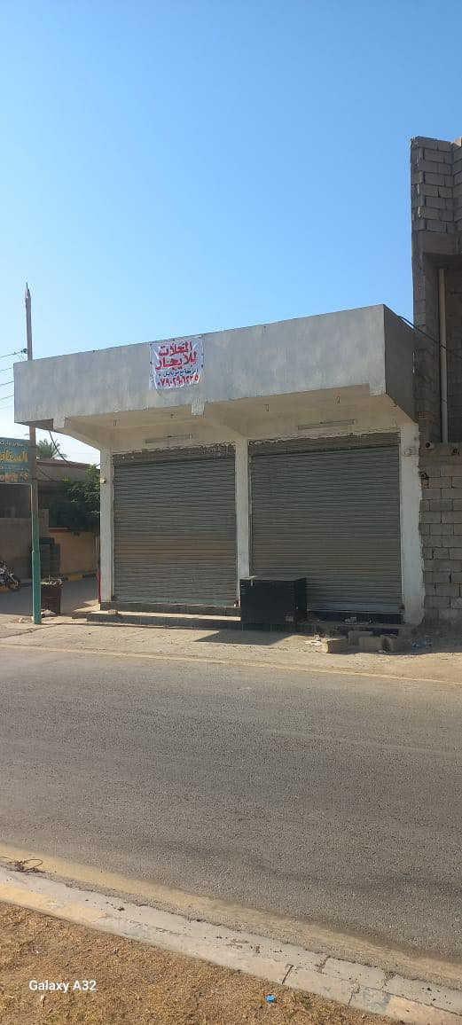 لصحاب الاستثمار الحقيقي.. عقار (بيت + محلات) للبيع على الشارع الحولي مباشرة! 🏗️💎
الموقع: الشارع الحولي العام (موقع استراتيجي وحيوي جداً).
المساحة الكلية: 260 متر مربع.
تفاصيل العقار:
العقار مقسوم بدقة عالية لضمان أعلى فائدة:
🔹 130 متر محلات تجارية: واجهة واسعة على الشارع العام، متكاملة وجاهزة لأي مشروع (معرض، سوبر ماركت، مطعم، أو مكاتب شركة).
🔹 130 متر بيت سكني: بناء رصين وتصميم مريح، يجمع بين الخصوصية والقرب من العمل.
حالة الإنجاز (بناء درجة أولى):
العقار "هيكل متكامل" واصل لمراحل إنهاء متقدمة، يعني "تعب البناء والأساسات كله خلصان":
✅ لبخ داخلي وخارجي كامل.
✅ سيراميك جداري (شغل مرتب وعصري).
✅ تأسيسات كهرباء وماء متكاملة ومنجزة.
✅ تسطيح شتايگر ومنظومة تصريف كاملة.
✅ المحلات متكاملة تماماً وجاهزة للشغل.
ليش تشتري هذا العقار؟
1️⃣ الموقع: الشارع الحولي هو نبض المنطقة وأسعار العقارات بيه دائماً بصعود.
2️⃣ التوفير: العقار واصل لمراحل التشطيب النهائية، يعني باقي لك اللمسات الأخيرة على ذوقك وتنتقل.
3️⃣ الاستثمار: المحلات وحدها تعتبر وارد مالي ضخم ومضمون.
📍 السعر والمعاينة:
للاستفسار عن السعر أو لترتيب موعد للمعاينة على أرض الواقع، يرجى الاتصال على الرقم:
📞 [ *********** ]
فرصة لا تعوض.. البيت والمحل بمكان واحد وعلى العام!
ن
