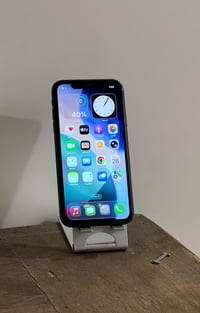 ايفون 11عادي  لون اسود  ذاكره 64 بطاريته 78 شرط ما مفتوح  سعره 200 وات...