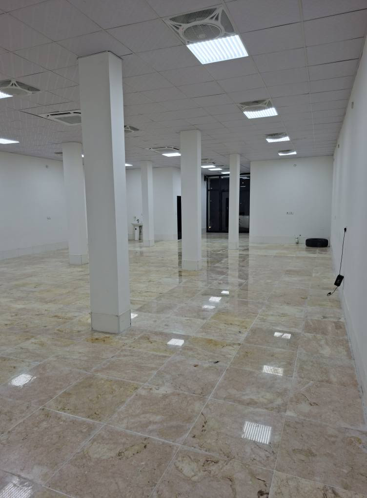 🏢 قاعة تجارية فاخرة للإيجار في البصرة (طابق أرضي - زيرو) 🏢
​المميزات الأساسية:
​📍 الموقع: البصرة - مقابل حديقة ياسين خريبط مباشرةً (موقع إستراتيجي، تجاري، وحيوي جداً).
​📐 المساحة: 160 متر مربع (قاعة واسعة ومفتوحة بتصميم ممتاز).
​🧱 الطابق: (طابق أرضي) يسهل عملية الدخول والخروج ومثالي لخدمة المراجعين والزبائن.
​✨ بناية جديدة بالكامل: القاعة لم تُستأجر أو تُسكن من قبل (جاهزة للاستلام الأول بنظافتها الكاملة).
​المواصفات والخدمات الداخلية:
​الأرضية: مرمر درجة أولى بتشطيب راقٍ ونظيف يعكس الإضاءة بشكل جمالي ومميز.
​التكييف والإنارة: مجهزة بالكامل بمنظومة تكييف مركزي حديثة (سقفي) تغطي كامل المساحة، مع ديكورات سقف ثانوية وإنارة متكاملة.
​المرافق الصحية: تحتوي القاعة على مغسلة خارجية مرتبة + تواليت (مجموعة صحية متكاملة وجاهزة للاستخدام).
​ملاحظة هامة (نوع الإيجار المستهدف):
​القاعة معروضة للإيجار للشركات الاستثمارية، المكاتب التجارية، الوكالات، أو المراكز الطبية والتخصصية او مراكز تسويقي وغيرها 
(نعتذر عن تأجيرها للمطاعم، والكوفيات،
​📞 للمعاينة والاستفسار، يرجى المراسلة على الخاص أو الاتصال *********** البصرة, العراق
