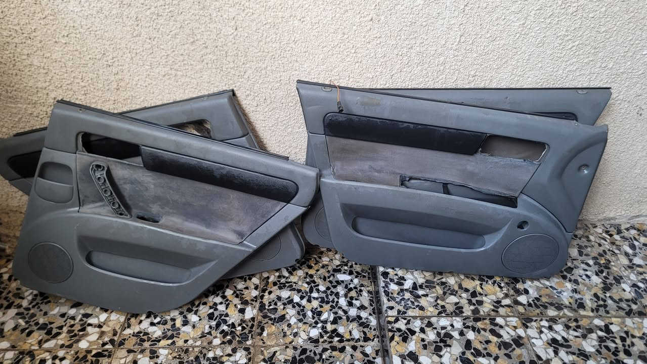 من رخصه الادمن الغالي 

بك لايت لد تجاري اصلي 75 الف
بك لايت تفصيخ 50 الف 
فتحت بنيد 10 الف 
مري شفط اصلي تفصيخ 50 الف 
ويل كب فوسنك هوه والتايرات ثنين جدد وثنين نص عمر 250 الف 
بطاين تفصيخ 60 الف 

***********
