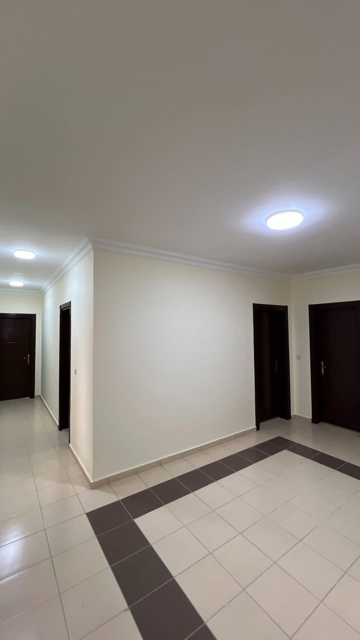 شقة للبيع في افروستي 
طابق ٩
مساحة 186
واجهة جنوب غرب 
ارقام الهواتف
***********
