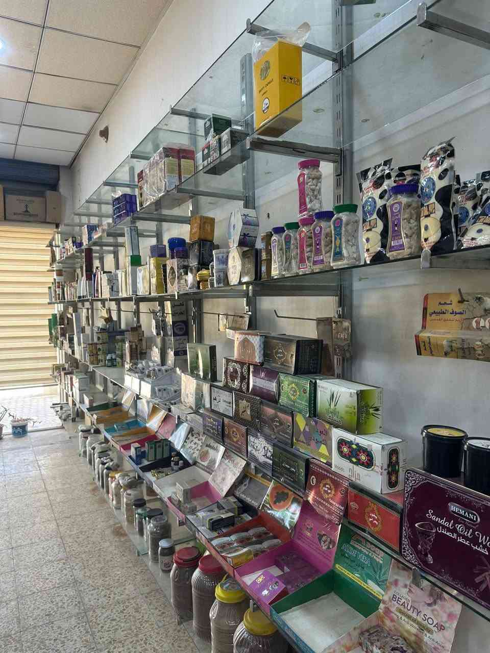 السلام عليكم أغراض محل كاملة للبيع مع الرفوف والجام للاستفسار عل خاص او الاتصال على هذا الرقم***********
