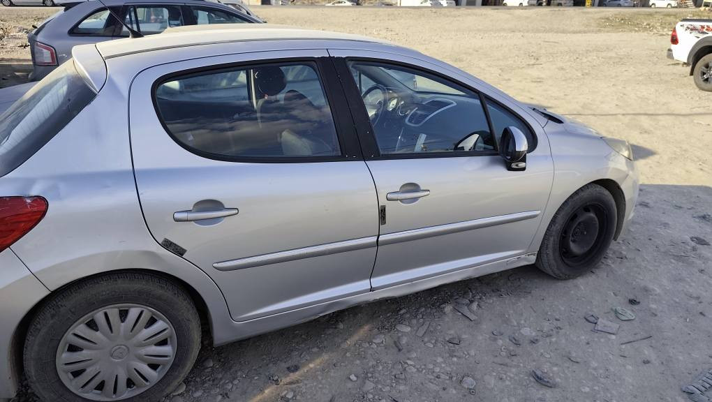 - بیجۆ ٢٠١٢ فەڕەنسی مەکینە بیلادی ١٦ی زنجیری مینی کوپەر و بی ئێمی لەسەرە.
- بێ لێدرانە و دەعمی نیە، پەڕەشوتی هیچ نەتەقیوە و پێشو پشتی کەپسە.
- کارەبایاتی ئیش دەکات و عەیبی نیە.
- (شریتی سوکان، ڤۆڵت و ڕۆت، دیلەمۆ، ڕونی گێڕ و مەکینە، قایش تایمینگ) هەموو ئەو شتانە و هەندێك وردەوارە نوێیە.
- ٢٤٠ هەزاری حەقیقی ڕۆیشتوە.
- تازە فەحس و هەزە کراوە.
- بۆ جوانی  سیارەکە هەمووی گاعی کراوە و دەرەوەی لەجگە کراوە.
- ڕەقەم هەولێرە و بە ناو دەکرێت.
- سەنەوی ٢٠٢٤ بەسەر چووە.
- واتەر پەمپی تەواو نیە و کەمێك بوخاری هەیە.
- 1220000 غرامەی لەسەرە دوای معامەلە دەدرێتەوە.
- نرخ ٦٠ وەرەقە.
- شوێن هەولێر
- بۆ زانیاری زیاتر پەیوەندی بەم ژمارە مۆبایلە بکەن (***********) وەتس ئەپ و ڤایبەری لەسەرە. أربيل, العراق
