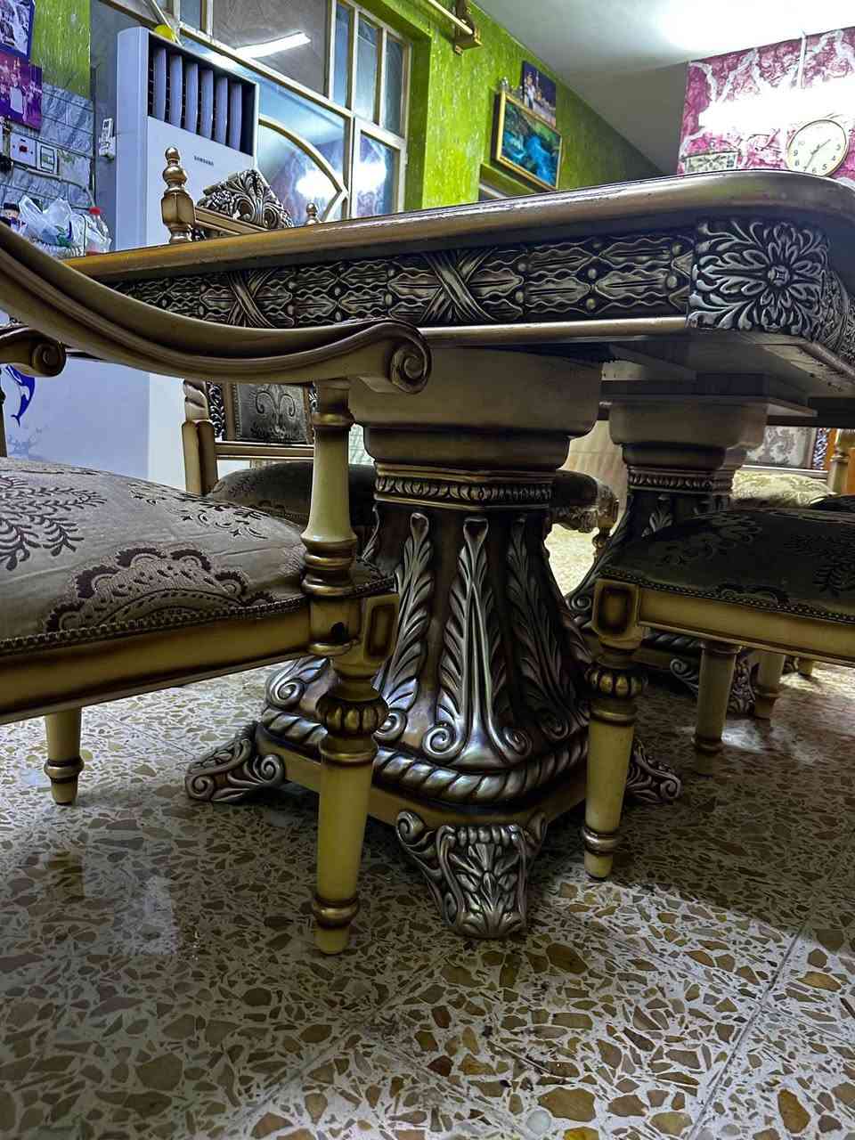 ميز طعام ملكي للبيع
بسعر 700 الف الميز نظيف بس الكراسي مالته يحتاجلهن صيانه 
مكاني بغداد الزعفرانيه 
***********
