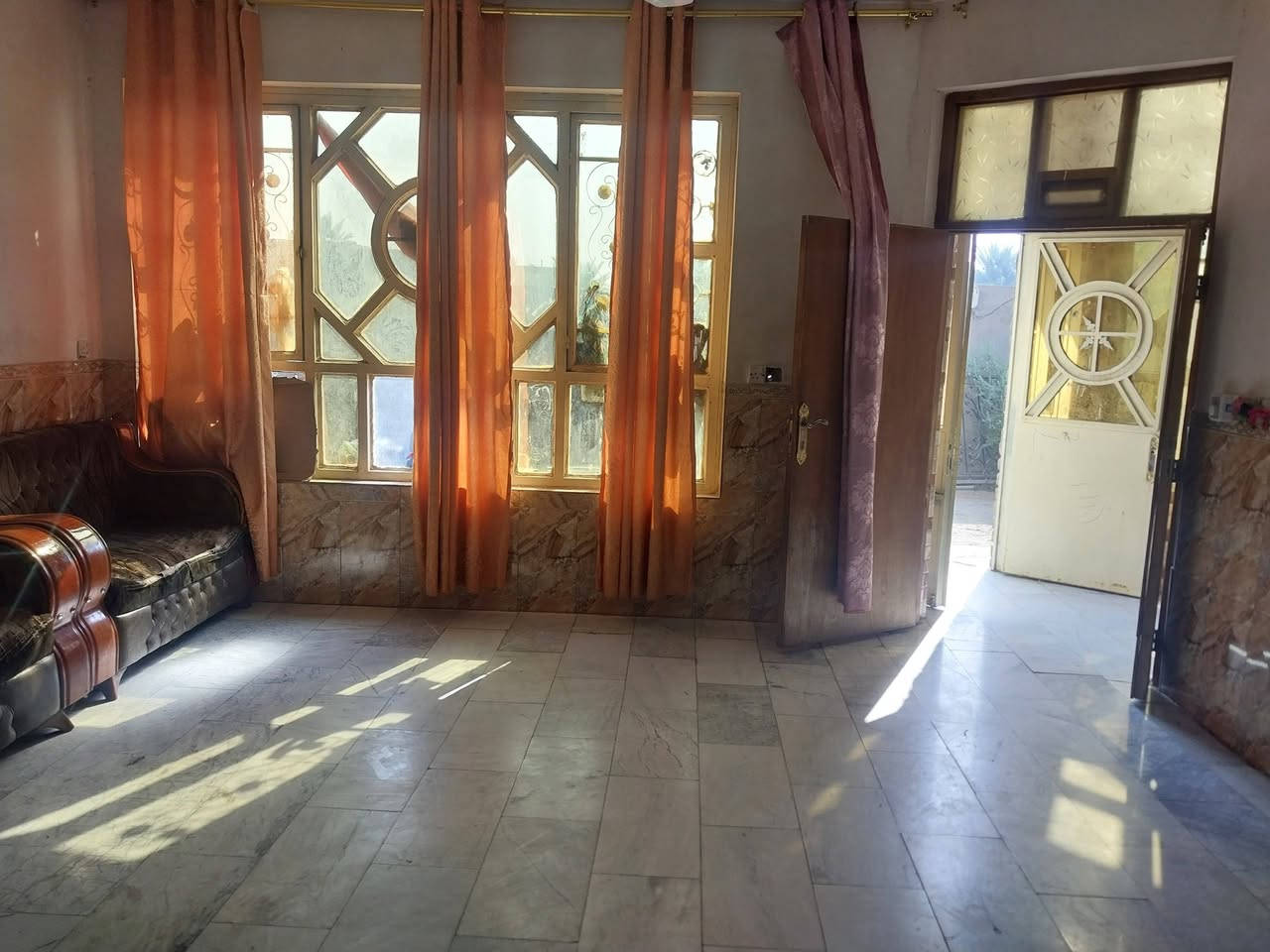 دار للبيع مساحة 300م  زراعي 
منطقة المعامل رضا عويد  قرب  ملعب عكيل
 للستفسار /  ***********
