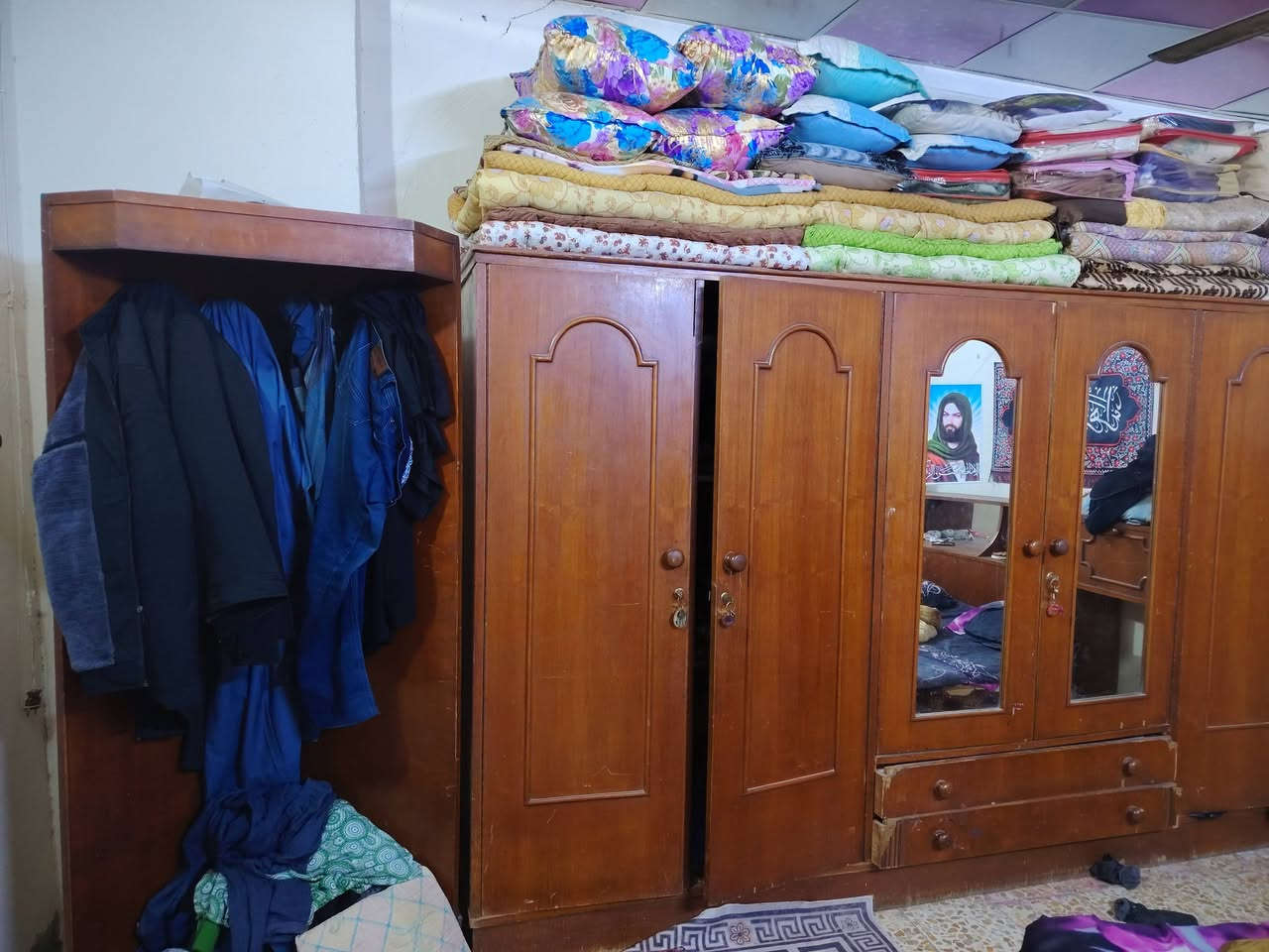 السلام عليكم
غرفه كامله للبيع تزكام ام 6بيبان وكنتور تركي 
للتواصل والاستفسار على رقم الهاتف ***********
