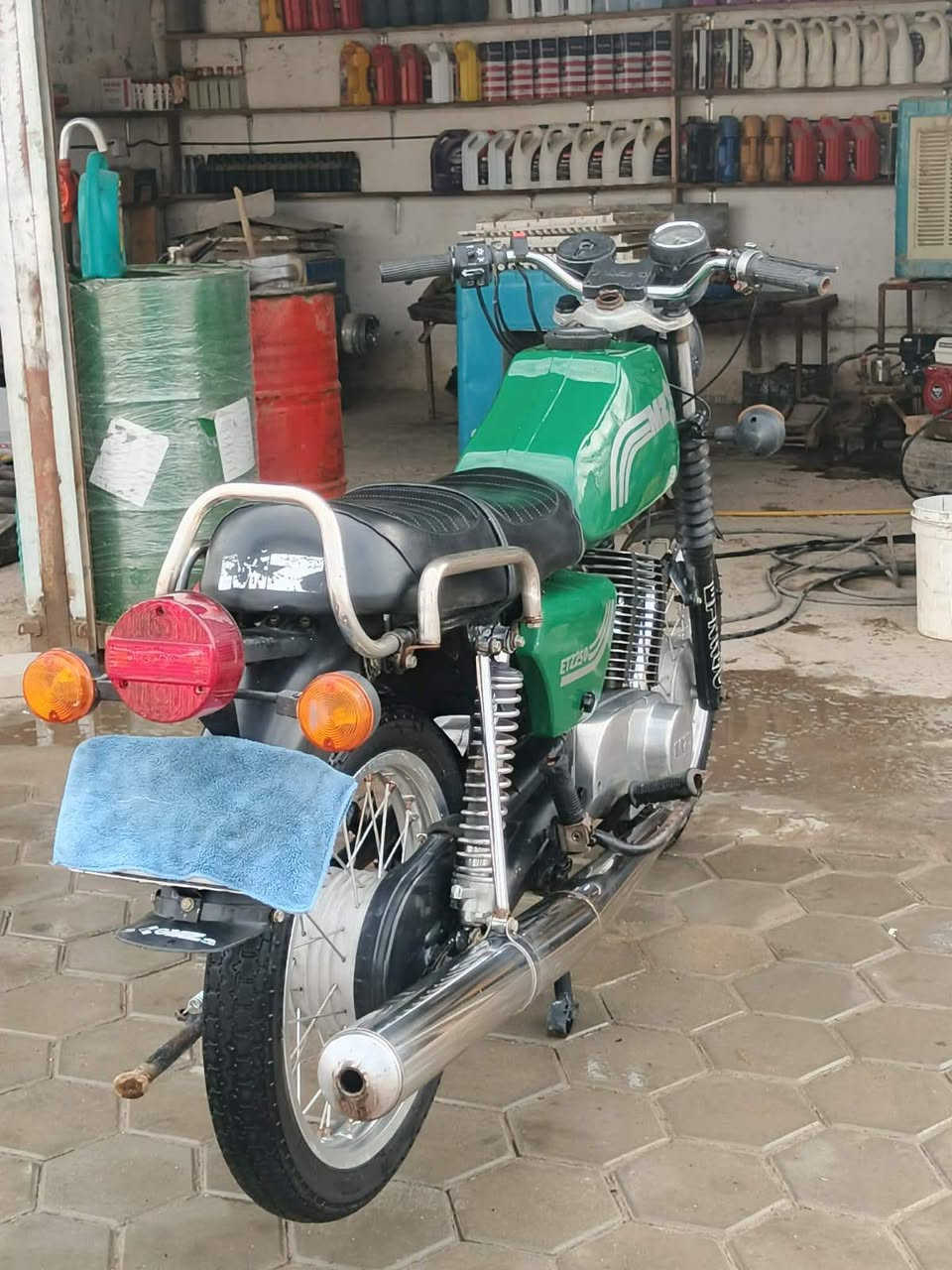 سلام عليكم موطور للبيع 82
سايس 3 رقم وسنويه بدون راعي
لحيم بل الخشم 
السعر 1500 الشراي يتصل
***********
***********
