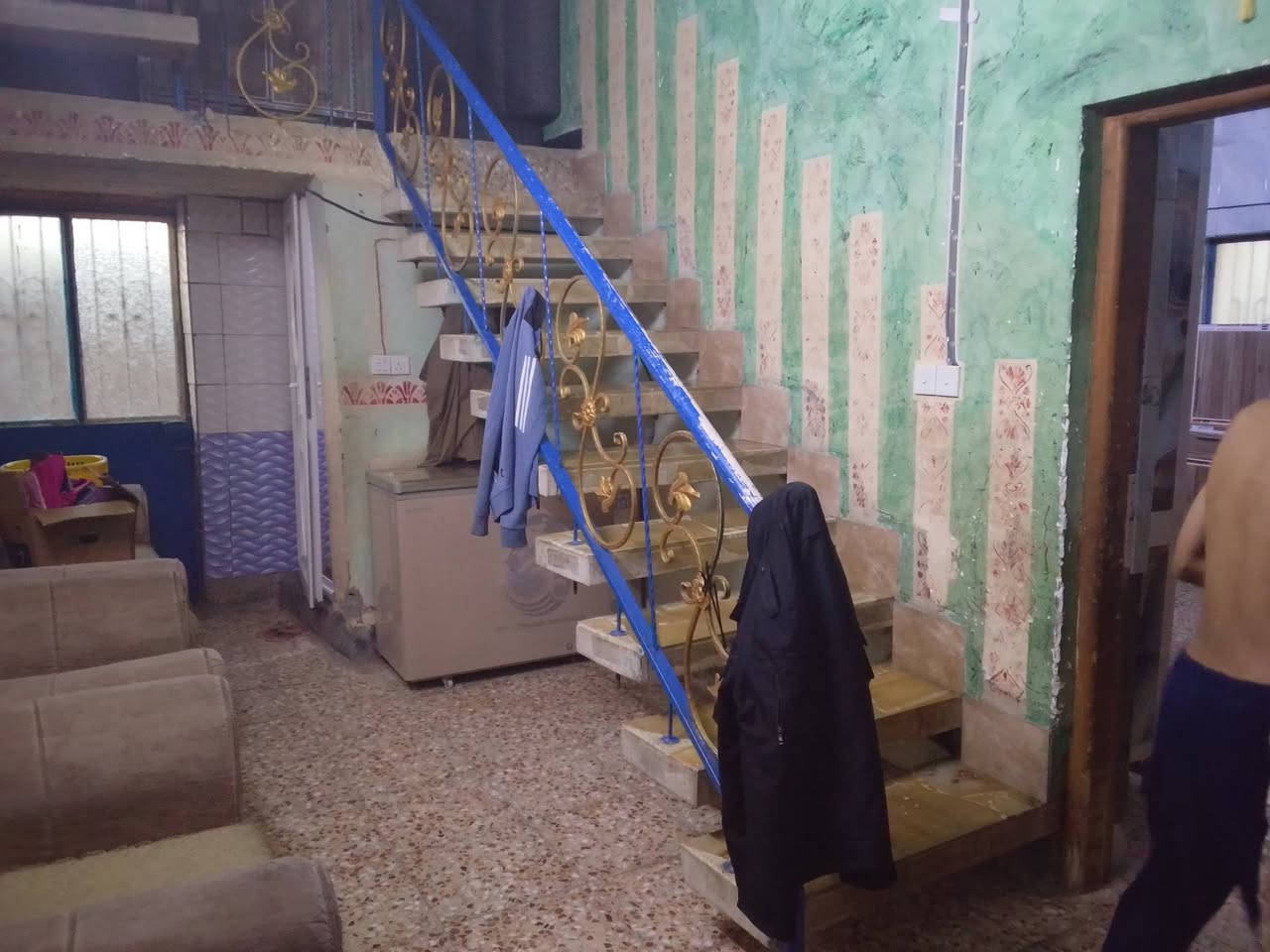 دار سكني للبيع او المراوس
مساحة الدار ٣٠٠ متر ركن على شارع رئيسي  يقع في اراضي بيت طليفخ مقابل محطة وقود الميقات عبر السكه فرع حاتم مروح 
الدار بناء طابوق مع اساس مع رباط مع سياج خارجي يحيط بالدار يحتوي الدار علي مايلي
غرفتين نوم ٥×٤
استقبال ٧×٤
مطبخ ٥×٤
صاله داخلية
درج داخلي بايات 
سطح صب كنكريت مسلح مع فرشي مقفل
حمام داخلي مع توليت
المطبخ والحمام والتواليت جدران سيراميك
الارضيات جميعها كاشي تركي
الاستقبال الأرضية بورسلين يحتاج ترميهم
طرمه خارجية مع دنك اثنان 
باب خارجية سلايت مع باب جانبيه
ارضيات ممشه الدار مقرنممشى دائر الدار 
صحيات خارجية 
للإستفسار اتصال بصاحب الدار ***********
