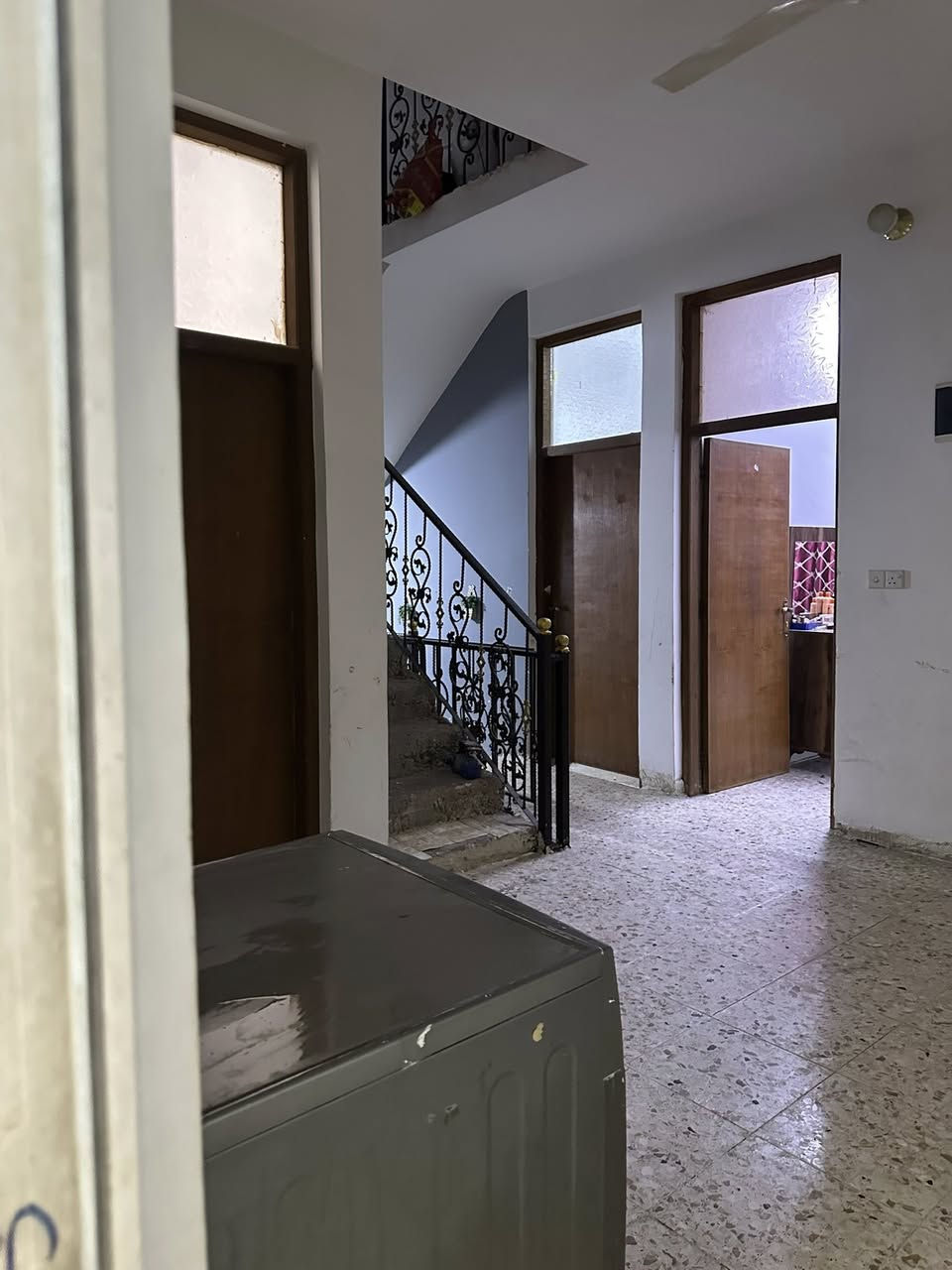 السلام عليكم بيت للبيع طابو زراعي مساحه ١٠٠ متر مربعه في البلديات تقاطع الكهرباء خلف مجمع الشذر الطبي يحتوي على ٥غرف نوم وحده في الطابق الأرضي و٣في الطابق الثاني وغرف في السطح تعتبر مخزن يحتوي على مدخلين مدخل للاستقبال ودخل للمطبخ البارد وصاله وغرفه نوم وصحيات خارجيه وداخليه ومطبخ حار و٣ غرف في الطابق الثاني وصاله وصحيات وبيتونه وغرفه في السطح تعتبر مخزن الاتصال على الرقم ***********
