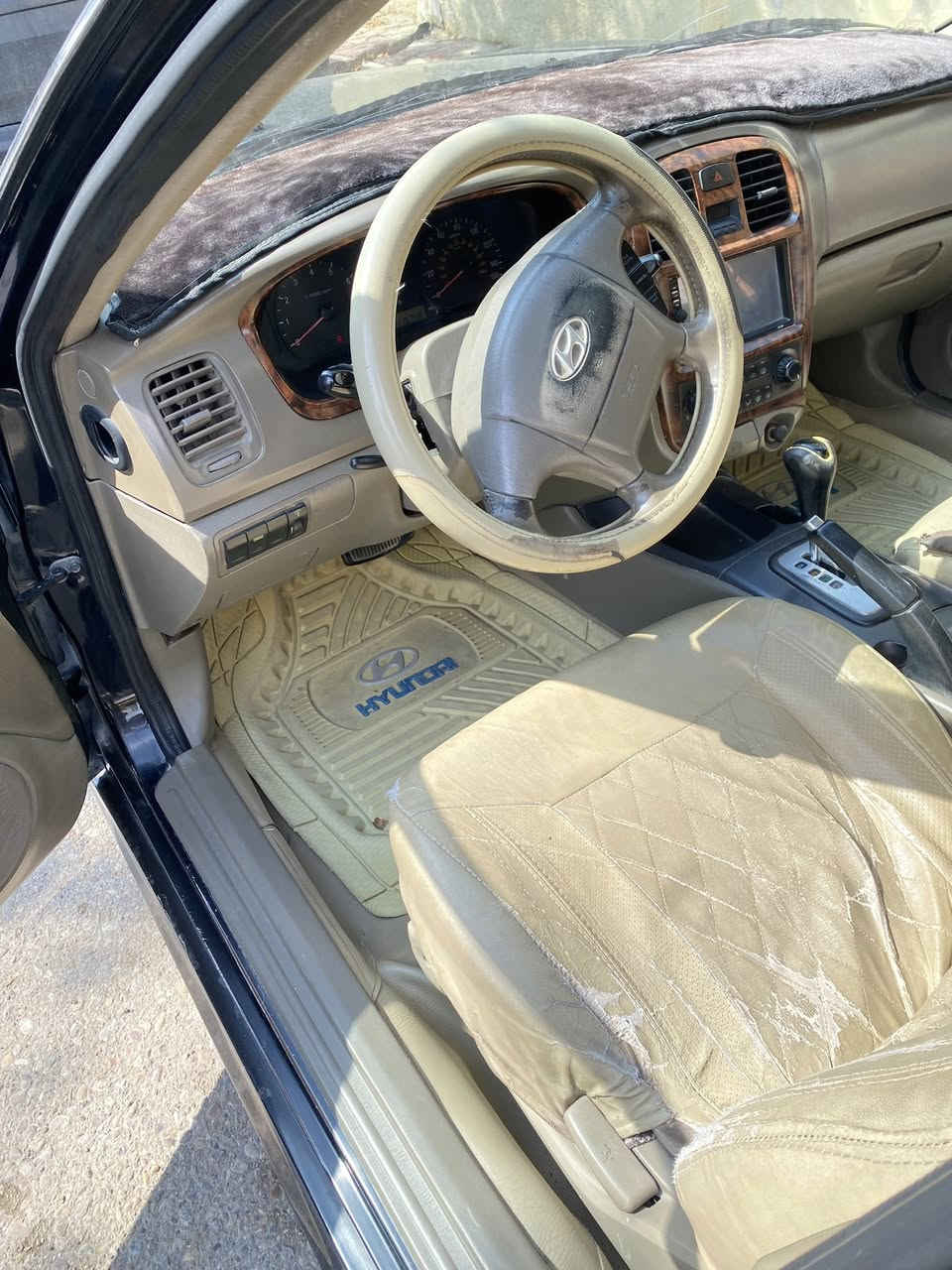 السلام عليكم سياره وفود لون اسود موديل ٢٠٠٤ رقم ديالى بسمي التحويل ثاني يوم ضررها بيها قطعه بارد عكس السائق السياره نظيفه السياره ٤ اسلندر مكينه ٢٠٠٠ للاستفسار اتصل على الرقم ***********
