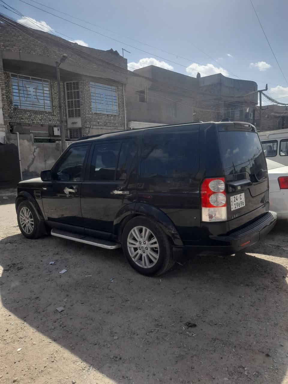 السلام عليكم لاند روفر ٢٠١٠ وارد خليجي
رقم انكليزي وسنوية جديده عظم عاج والهزه جديده وبيها بصمتين 
سيارة نظيفه جدا بعد الفخامة البريطانية 
لون اسود بدون صبغ محرك مكفول عادي يعني المرغوب بدون سوبر 
دفع رباعي دبل اكسل تبريد تدفئه كله شغال
جوبلسات اربع جدد شغال ناصي وسط عالي 
ثلاجه شغال باتري جديد قبل اسبوع داخل جلد
فول مواصفات 
خمس كاميرات شغاله بدون اي نقص 
سقف بانوراما زجاج مع سقف٣ سلايد
مع انطمة متكامله رقم شمالي دهوك 
رقم الفون ***********
بغداد السعر ١٣٧
