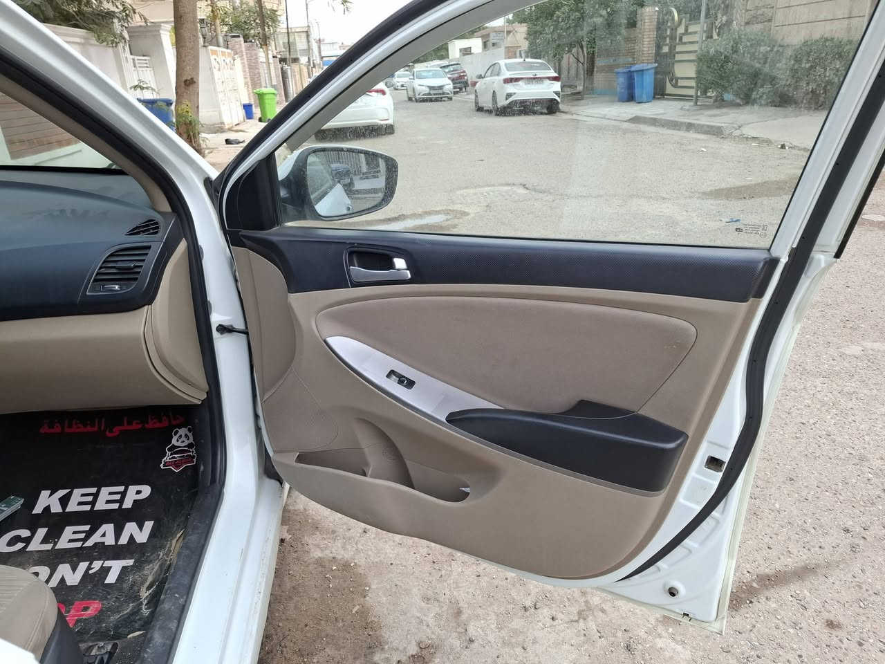 السلام عليكم
اكسنت 2016
 ماشية 165 الف
فتحة سقف
تدفئة تبريد 
تحكم ستيرن
شاشة
تخم تاير جديد 
باتري جديد 
صدر نظيف
ادامة للمكينة تبديل بلكات تنظيف نوزلات 
دسكات جديدة
السعر المطلوب 95 ورقة وبيها مجال بسيط 
البيع بسبب الحاجة
العنوان بغداد نفق الشرطة
للتواصل واتساب ***********
