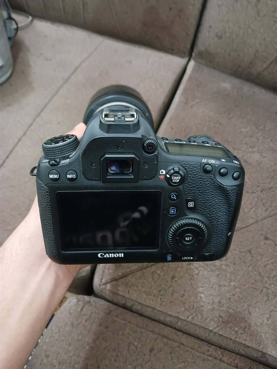 السلام عليكم ورحمه الله وبركاته
توفرت كاميرا كانون 6D

نضافه كدامكم 
كاميرا كلش حلوه وقويه وسعره هم مناسب 🤩
معه عدسه 100 400 أكثر من 3 مودات بيها 👍
كاميرا تصوير ليلي بل اناره ضعيفه شك شك 💪
سعرررر.....🤔 
950الف 🔒
معه العلم 
كامل ملحقات 
جنطه+رام+ناقل صور+شاحنه وبطارية 
عليك تاخذه تطلع منا صور منا 
متحتاج اي شي 

رقمي 👈***********
عنواني/واسط/صويره 
وبل عافيه عل يأخذها
