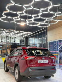 سعر مناسب  TOYOTA  RAV4 HYBRD XLE   لون ماروني  موديل 2022 فول مواصفات...