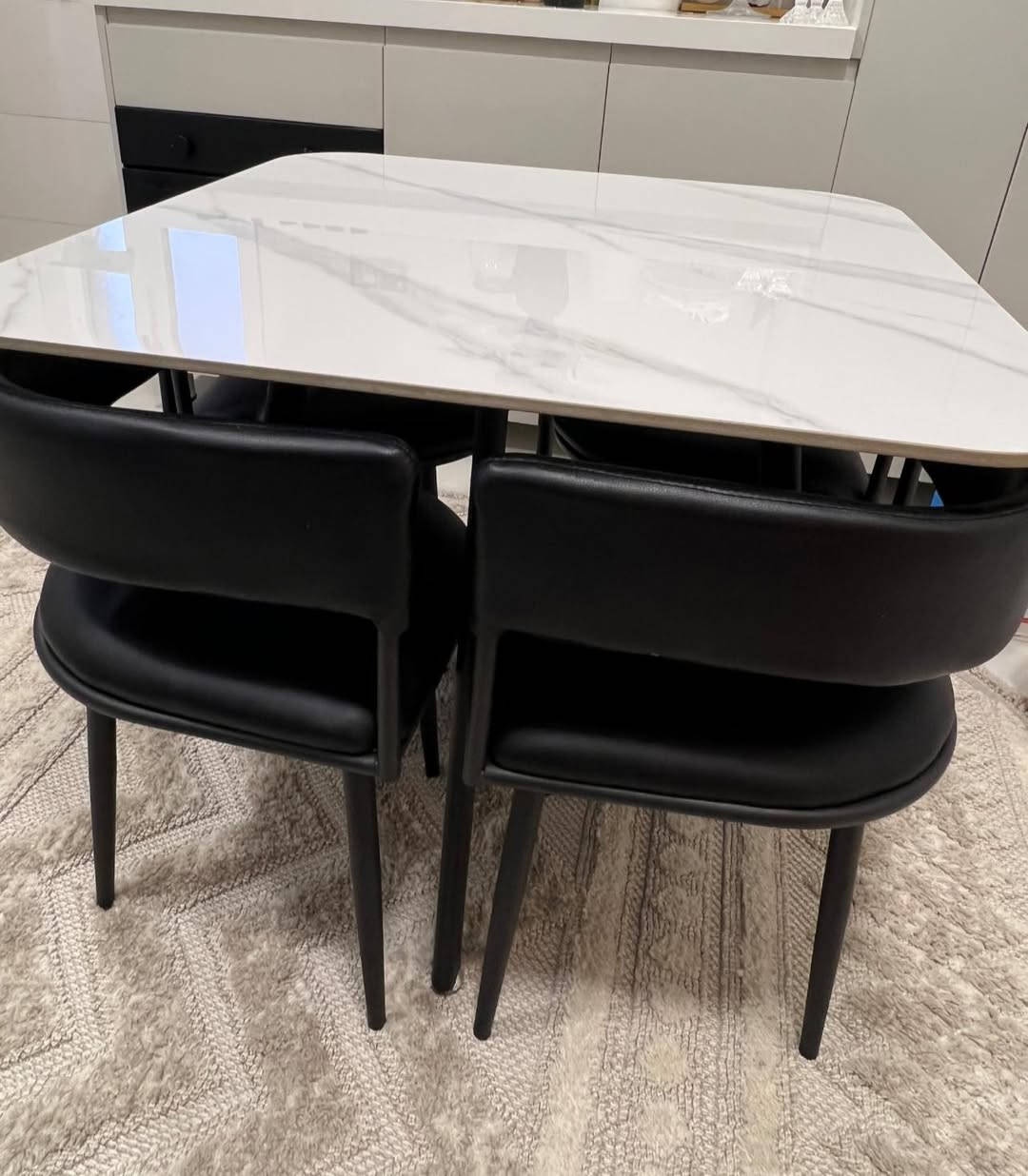 للبيع | ميز طعام مرمر
🔹 القياس: 90×90

🔹 مع 4 كراسي

🔹 الكراسي من فوك جلد وداخلها سفنج (جلوس مريح)

🔹 أرجل الكراسي حديد متينة

🔹 بيها كلبسات بلاستك بأسفل الأرجل لحماية الأرضية من الخدش

🔹 استعمال شهر واحد فقط

🔹 نظيف جدًا (شبه جديد)

🎨 اللون:

▫️ الميز: مرمر أبيض مطعّم بالرصاصي

▫️ الكراسي: أسود

💰 السعر: 210 ألف

📍 الموقع: الشعب

🔸 سبب البيع: ضيق المساحة

📩 للتواصل :***********
