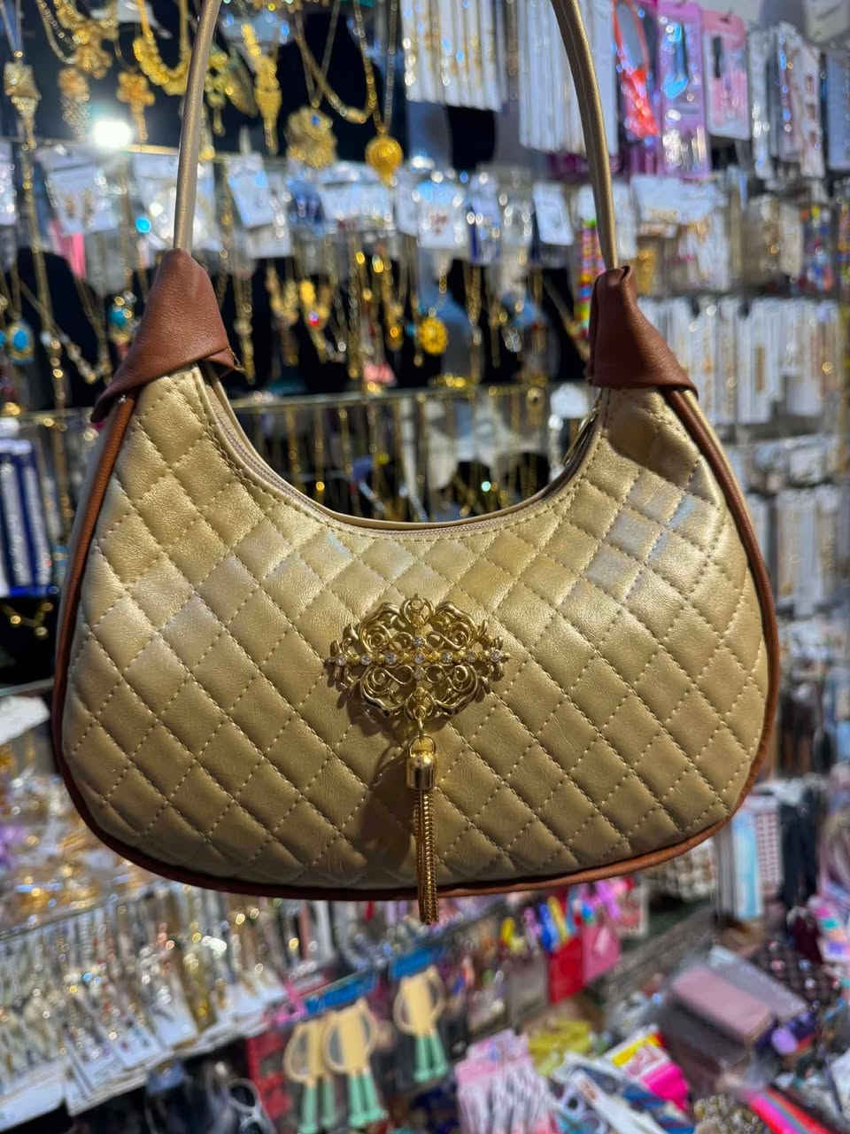 😍😍 سعر الجنطة 4,000 دينار 😍😍

 🤩🤩 عرض خاص بمناسبة ليلة العيد 🤩🤩

📢📢 تشكيلة جنط نسائية 📢📢

✔️✔️  علق بتم ليصلك كل ما هو جديد ✔️✔️

العنوان : موصل حي الحدباء سايدين جامع الغفران مقابل أفران الحدباء ومركز الشرطة 

🚗🚗 يوجد توصيل داخل الموصل فقط 🚗🚗
للاستفسار مراسلة الصفحة أو الاتصال على الرقم ***********
