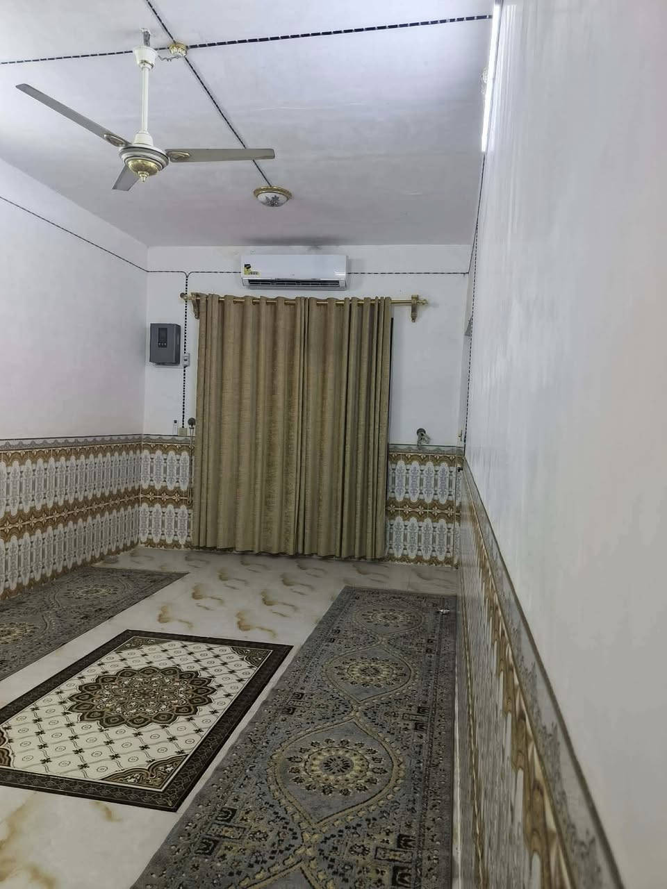 بيت 150 متر البيع العنوان 
ابو حلان مدرسة ابي طالب قرب الجسر الجديد
للاستفسار أكثر الاتصال ***********
