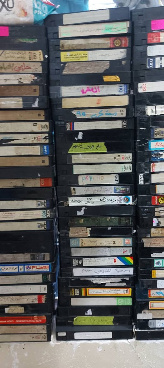اخواني عندي ٢٠٠ اشرطا فيديو للبيع سعر واحد الف دينار افلام عربي أمريكي  رقم واتساب *********** ابو محمد
