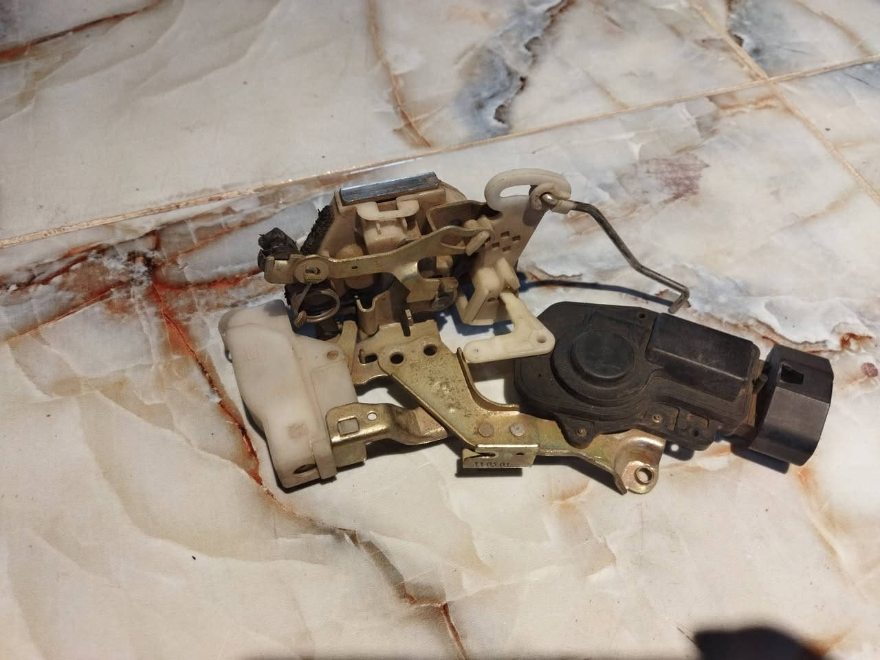 كيلون وسنترلوك  باب السايق باندا اخو الجديد سعره 10 الف مكاني بغداد حي الجهاد *********** واتساب
