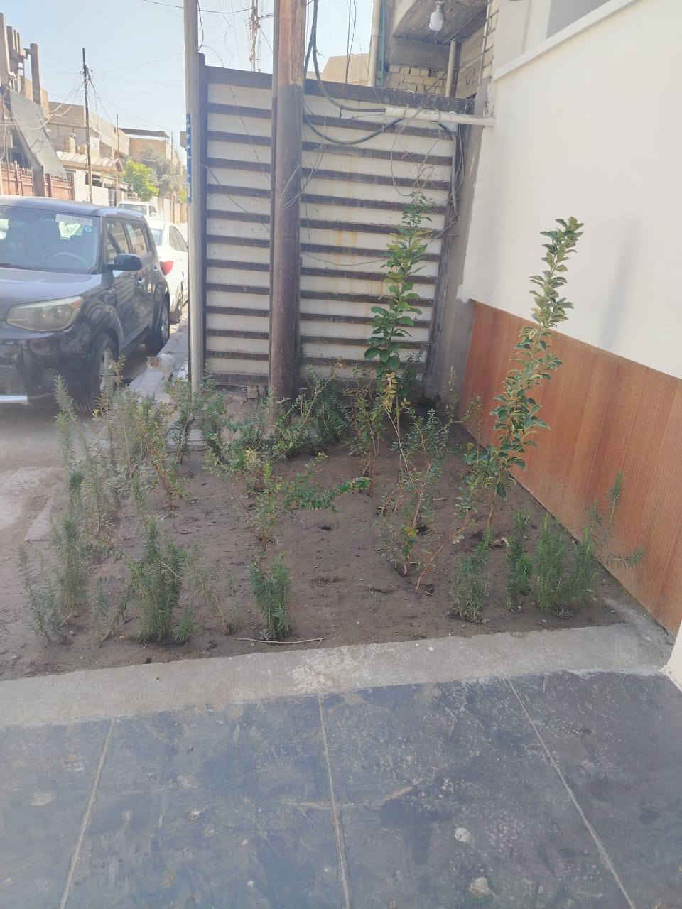 بيت للبيع زيرو مساحة 100 م  واجهه 5 من  نزال 20 م طابو ملك صرف بناء حديث درجة اولى وموقع ممتاز جداً جداً و قريب على الشارع والمدارس والسوك وتوفر كافة الخدمات شارع عريض 10 او 12 م  تقريبا 
يحتوي على حديقة خارجية صغيرة جزامة احذية مدخلين باب نوع قاصة 
شبابيك ألمنيوم محاطه بسيراميك على طول الشباك  وحولي ومطبخ سيراميك مكان عدد 2 للسنك مكان مخصص للغسالة واستقبال و 4  غرف نوم وحده جوه كبيره 
وخدمات ومنور 
الطابق الثاني 3 غرف توم وحده سويت وخدمات أيضا في الطابق الثاني وبالكونة ابواب نظام سلايت محجر الدرج زجاج ع كل البيت بيتونه تصلح مخزن للاغراض وسطحين وماطور ماء وخزانات ماء عدد 2 أبو 1000 L 
المتوقع الدورة شارع 60 قرب مطعم سندريلا 
السعر 290 مليون وبي مجال بسيط 
*********** واتساب
