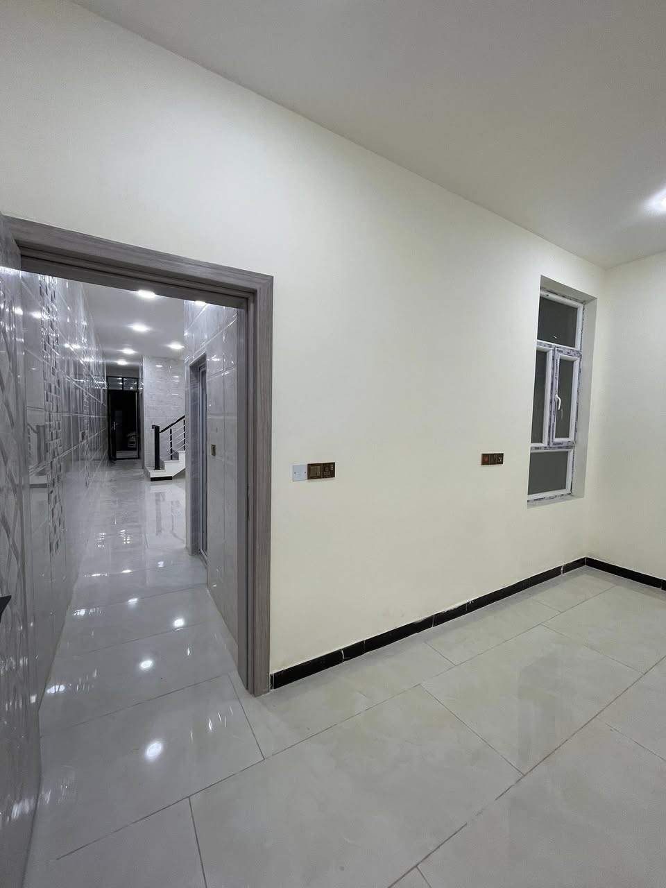 للايجار بيت مساحه ١٠٠ متر في حي الشباب المربع الذهبي 
طابقين ثلاث نوم استقبال مطبخ خدمات عدد ٢ جديد 
استفسار 
***********
