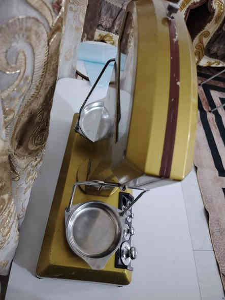 السلام عليكم
ميزان ايطالي مؤرخ ١٩٥٥ مصنوع من الالمنيوم الثقيل مع اوزان نحاس عدد ٦ نحاس نضافة الميزان (70٪)
. السعر ٧٥ ويوجد توصيل ***********
