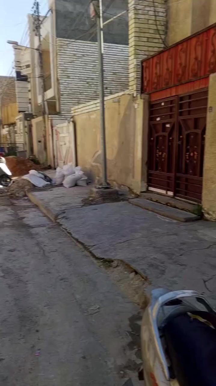 سلام عليكم نصف قطعة خلفية للبيع مساحة 75م بناء جديد و نظيف طابق و نص أم نجم شارع سالم قرب ماركت ابو حسين السعر 87 و بيه مجال 
الاستفسار 
***********
***********
