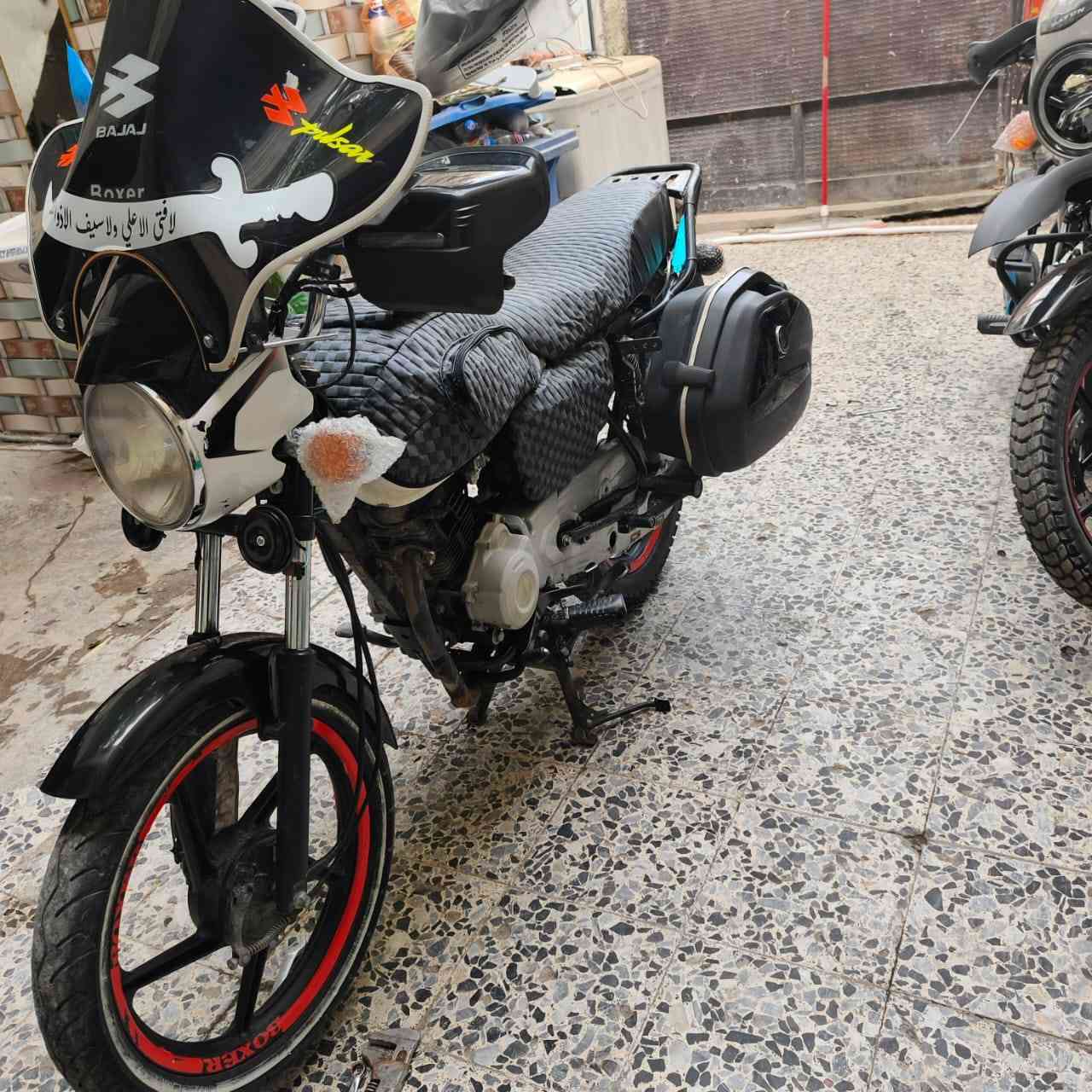 سلام عليكم شباب بوكسر موديل 22 رقم بغداد انكليزي ماشية 51 الف مجمبزة الاضافات وياها كلشي مافتح 
مكاني بغداد الشعب رقمي:*********** متوفر واتس السعر 2 مليون وبيها مجال حك لجية
