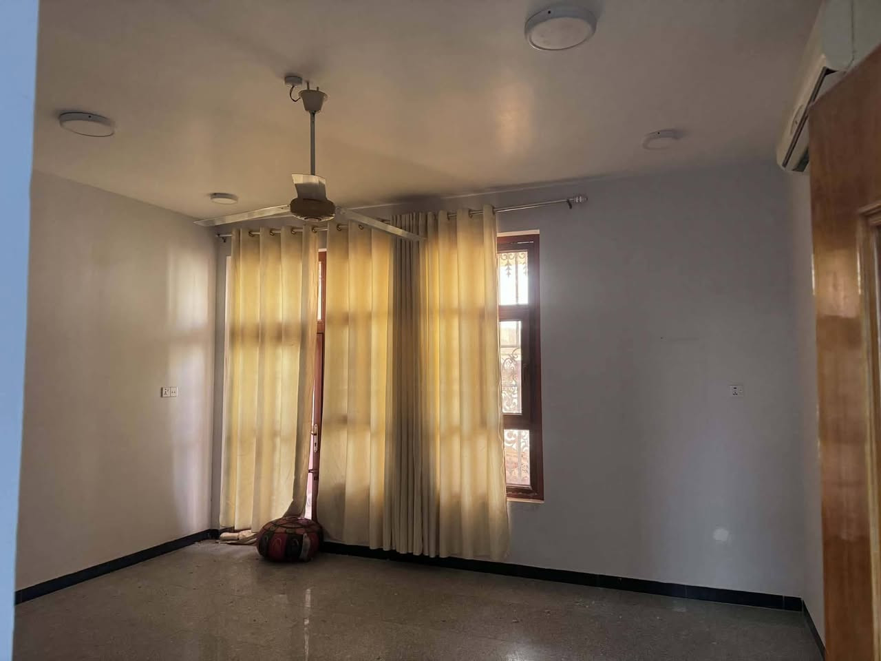 🏠دار سكني للبيع  🏠
____
⭕العنوان : حي الجامعه 
⭕  قرب مولده ابو ساره
⭕  مقابيل الساحه 

----------------------------------------
✨طابو صرف
✨طابقين 
✨بناء حديث كونكريت
✨ مساحه 200 م
✨عالي عن الشارع 
--------------------------------
✨ تفاصيل البيت ✨
____

🌟 غرف عدد 4️⃣✅ 
🌟صاله عدد 2️⃣  ✅
🌟استقبال ✅
🌟مطبخ ✅
🌟صحيات خارجيه 3️⃣ ✅
🌟مناور عدد 2️⃣ ✅
بيت مع،سبالت كل البيت
🔹 للاستفسار 🔹
____
مراسلة الصفحه
______________
او الاتصال على الرقم 🔻🔻

📳***********
***********
واتساب واتصل حيدر،ابو علي
