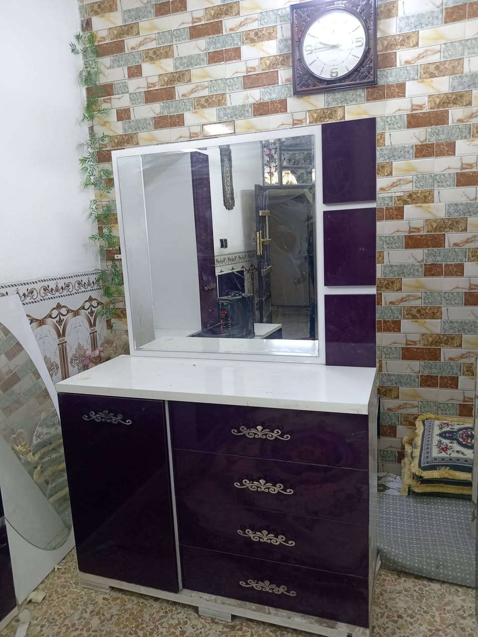 غرفة اخشاب تركيا للبيع ست  قطع السعر 250وبيهة مجال  العنوان بغداد حي الرحمة مقابل الشماعية 
للستفار (***********)
