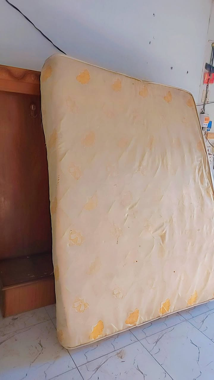 السلام عليكم سرير نفرين اسفنج ضغط عالي نظيف جدا سعر ٢٥الف زاوية ملابس نظيفه سعر ٣٠الف للإستفسار الاتصال على الرقم ***********

