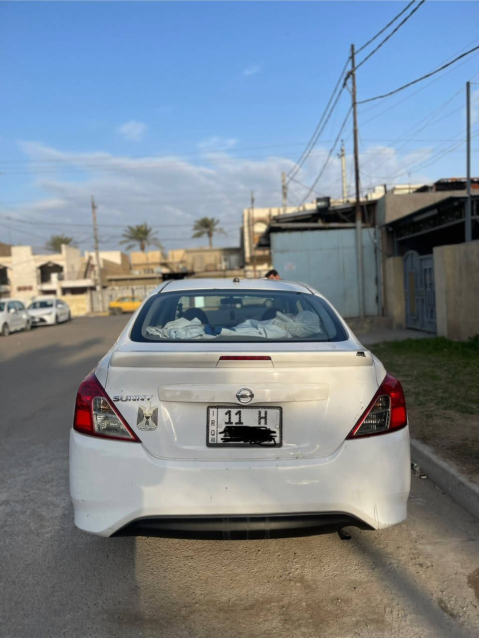 السلام عليكم نيسان صني هندي بليته زركه للبيع موديل ١٧ محرك وكير نضيف وصدر جديد بيها خسفه بل دوسه جهه عكس السايق وبيها بارد بسيط جاملغ الايسر بي صبغ مكان بغداد جديده سعر ٩٤ وبي مجال رقم   ***********
