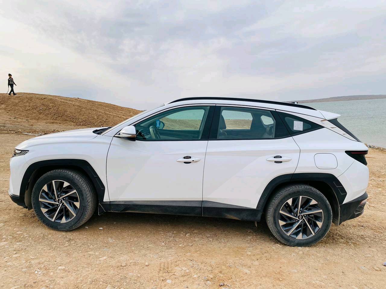 أبيع توسان نظيفة ومميزة، شكلها حديث ولونها أبيض، من داخل وخارج مرتبة وواضحة من الصور. السيارة بيها مواصفات حلوة وشغلها مرتب، ومناسبة للي يدور على سيارة عائلية أو استخدام يومي مريح وعملي. الفحص مرحّب بيه، والبيع مباشر.